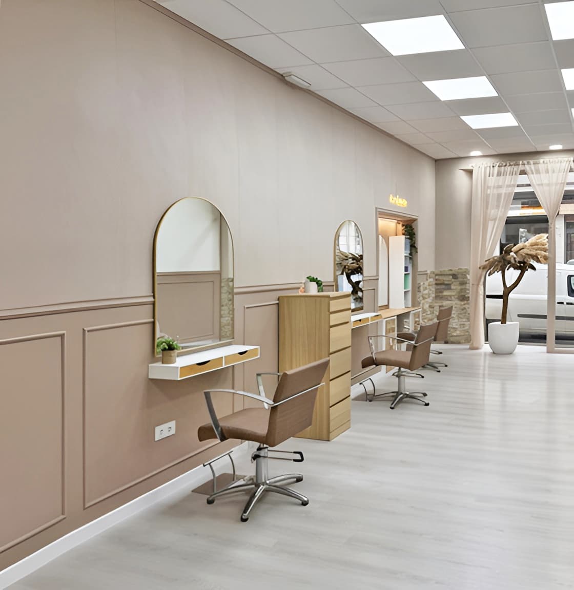 Interior del salón de peluquería Aura Atelier en Vilagarcía de Arousa